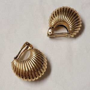Vintage Napier Gold Tone Hoop Earrings Clip-on Ribbed Scalloped